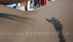 纹身情人花式招式引人注目