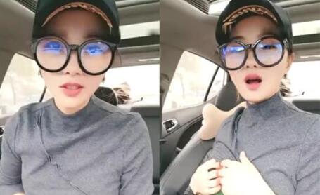 鴨舌帽妹子駕車自慰戶外停路邊撥開內褲跳蛋震動逼逼高潮出水