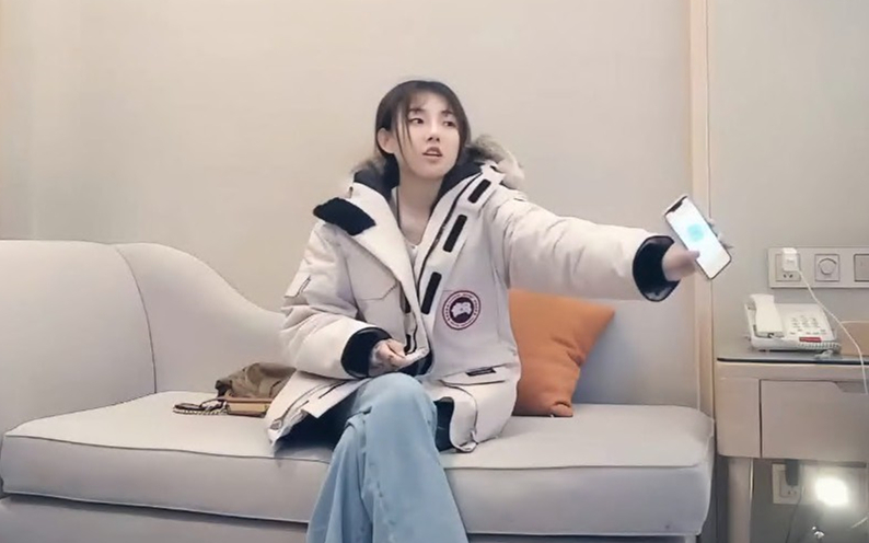 长相清纯萌妹脱掉衣服手上花臂纹身蹲着口沙发上被猛操站立后入