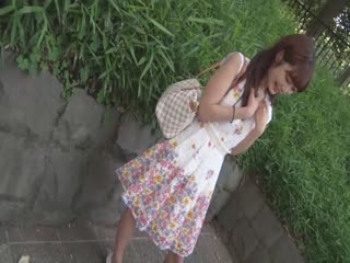 日本小美女邀請炮友到家裡玩她的奶子和做愛