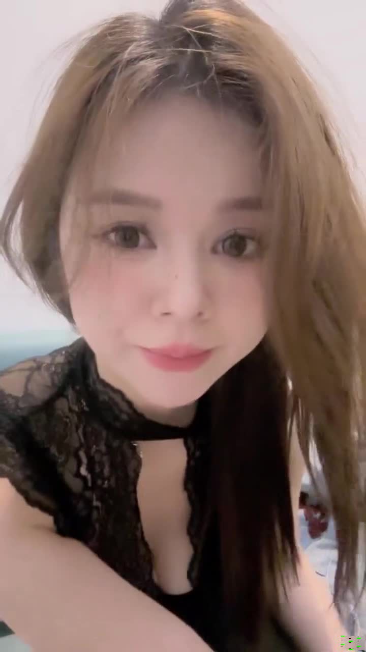 风骚气质女神！随着音乐摇摆！性感吊带黑丝袜，M腿揉搓骚穴，妹妹好想要，跳蛋假屌双管齐下