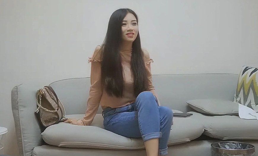 挺有个性的长发妹子在沙发上后入狂操