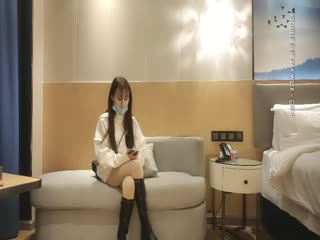 服务态度欠佳的长腿小姐姐，被小哥的打桩机给操疼了～
