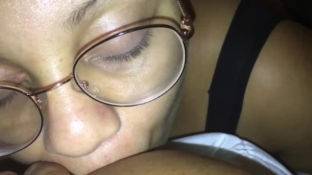 嗯，她吮吸我的大乳头时，把我的阴部弄得湿漉漉的