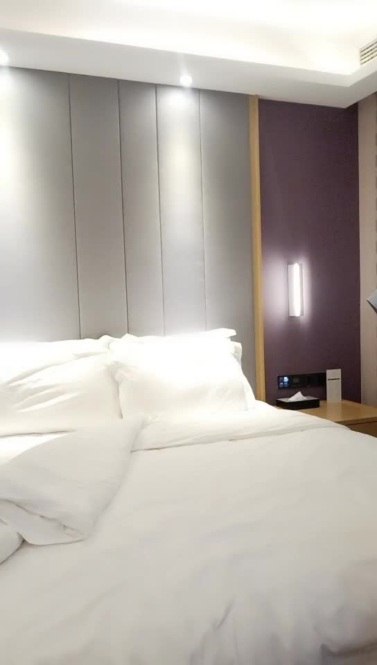 小妲己--粉刺玫瑰--，情侣下海捞金，床上打滚，缠绵拥吻，浴室洗干净逼逼，后入握奶，啪啪水声真浪！