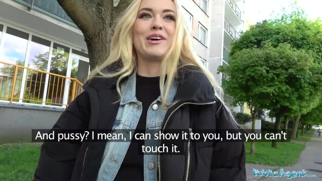 公共探员性感金发学生为了钱在森林里搞狗狗