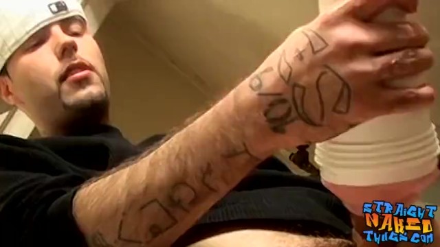 暴徒用手指在他粗粗的阴茎上擦了擦