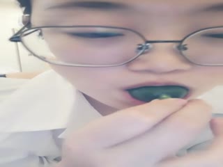 小妹自慰甚么都可以放进小穴，今天刚好有小黄瓜边吃边用(下)