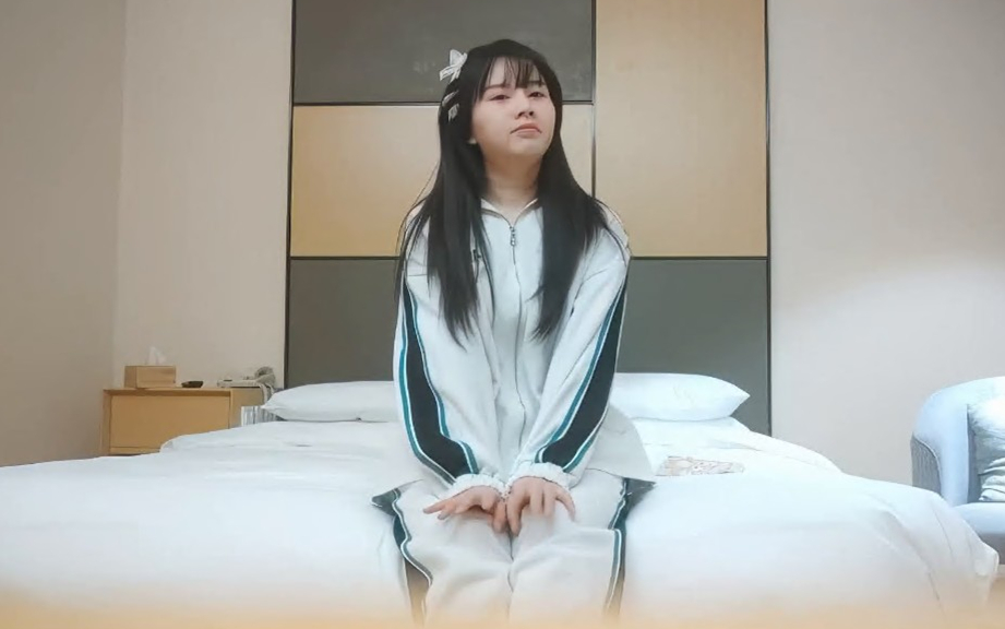 大胸妹妹卖逼赚钱刚换了最新iPhone好开心