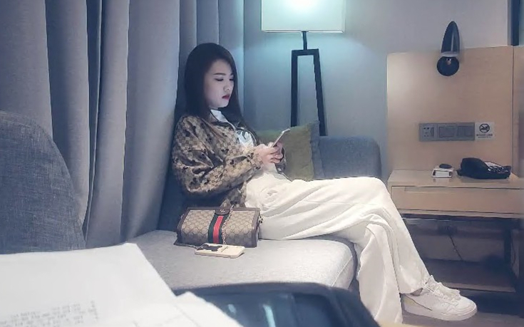 实力猛男大战苗条外围小姐姐各种高难度姿势独一份疯狂冲击妹子高潮不断呻吟不停