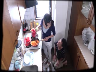 一個把鄰居的妻子帶到他身邊的小壞男孩