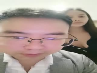 连干两炮两女，操逼依旧是狠，再现经典动作高潮扔妹子
