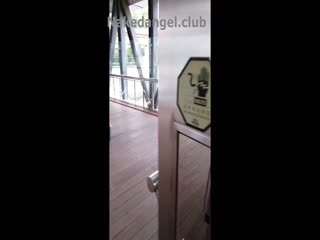 模特分享露出自拍集～白虎逼苗条嫩妹子展览中心全裸勇闯男厕所