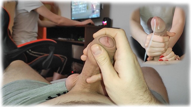 当我玩电子游戏时，我发现我的继兄弟在看着我，然后猛地跳了起来