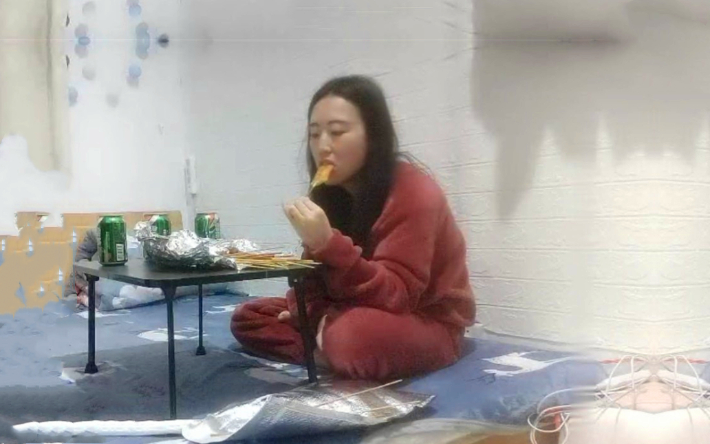 醉倒在床不客气扒光插入开始还不要不暴插一会儿比男的还主动