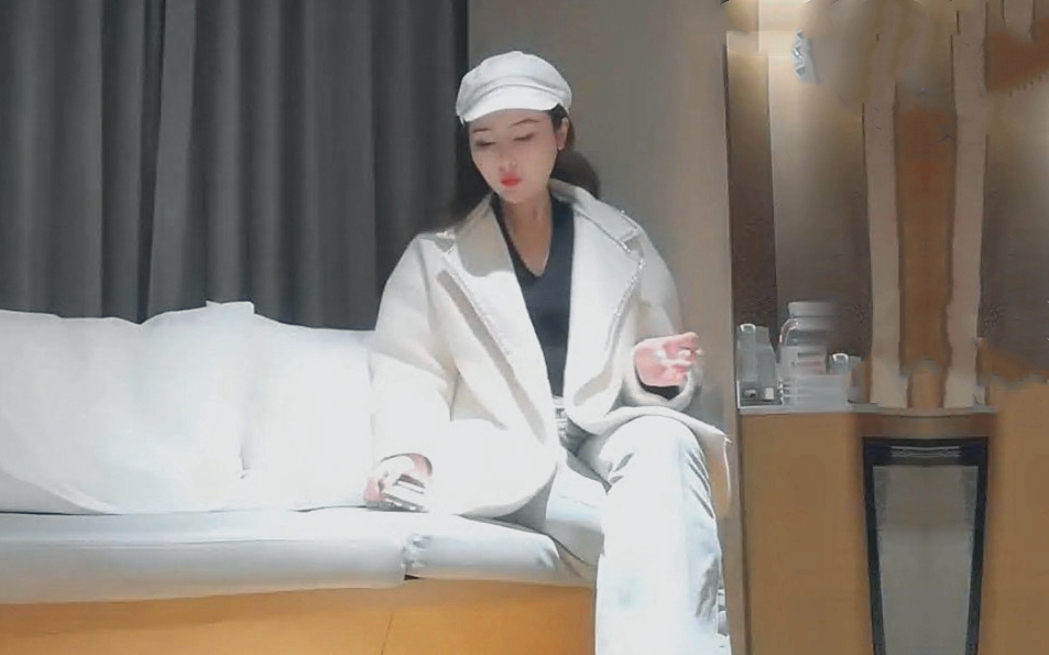 白衣鸭舌帽外围妹子后入猛操上位骑乘快速抽插