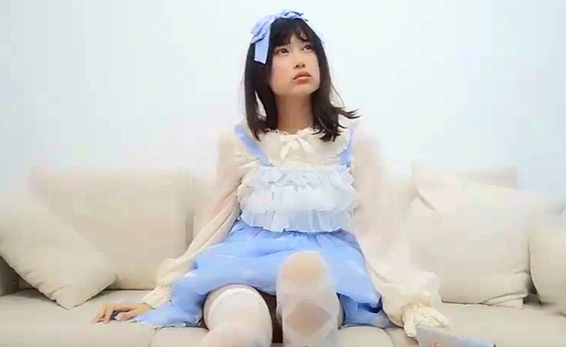 白色丝袜萌妹子近距离特写镜头前站立后入