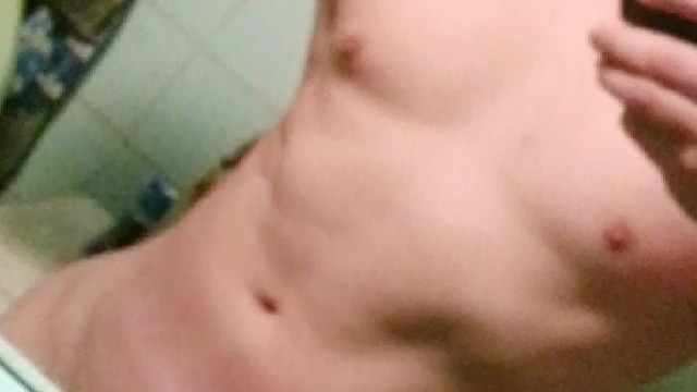 巨大而强壮的维京人炫耀着巨大的鸡巴！