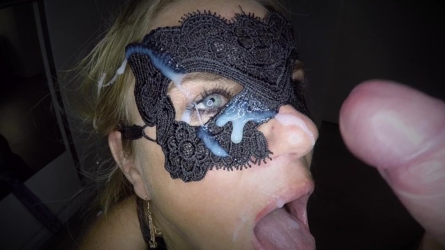 她用一个大假阳具在屁股上做爱，然后给她做了个面部按摩