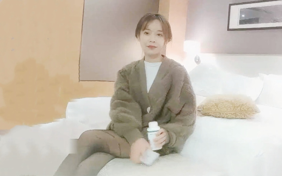 超甜学生兼职妹文静美女美腿黑丝细腰主动骑乘扶着JB插入