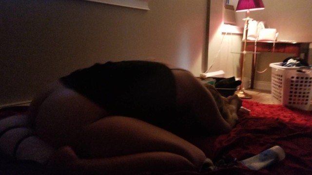 可爱的业余青少年骑假阳具呻吟