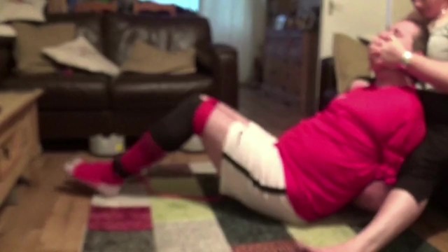 这名足球运动员被捆绑在一起，堵住了嘴，并在第二部分（共2部分）失去了焦点