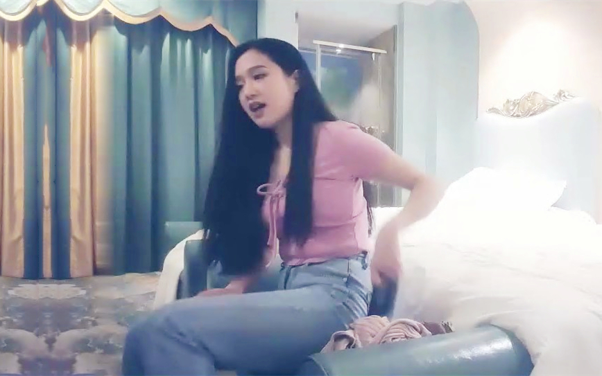 肉肉身材紫衣牛仔裤妹子毛毛浓密舌吻跪着口上位骑乘快速猛操打桩机抬腿抽插喜欢最后颜射