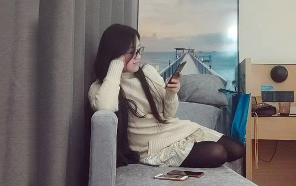 兼职良家小少妇眼镜戴上斯斯文文换上丝袜就是淫荡骚货