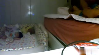 年轻小夫妻的性爱生活真是愉悦~内裤套头当变态假面~