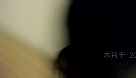 极品身材女神第一季：被操接电话还开门拿外卖