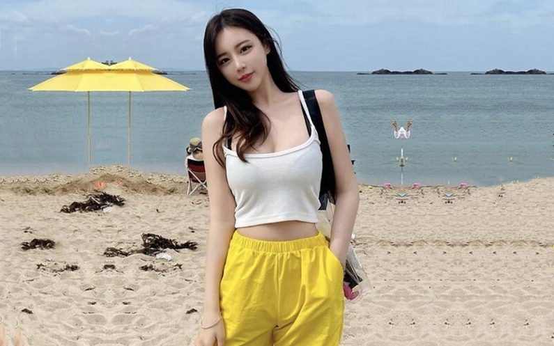 网聊没几天挺嫩妹子约出来开房按着头插嘴太深了搞得妹子太爽了