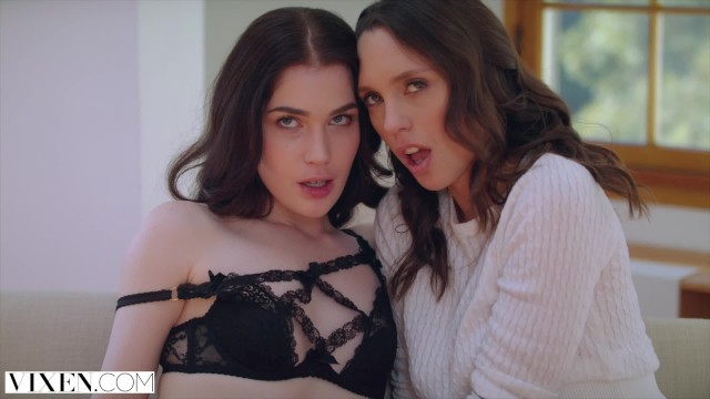 VIXEN Jade Nile从室友那里得到帮助，帮助她睁开了男友的眼睛