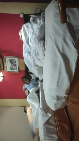 2021-7-3 小龙寻欢两男两女约了个少妇激情大战，进行第二炮4P啪啪，一人一个抬起双腿抽插，一个先射另个继续猛操