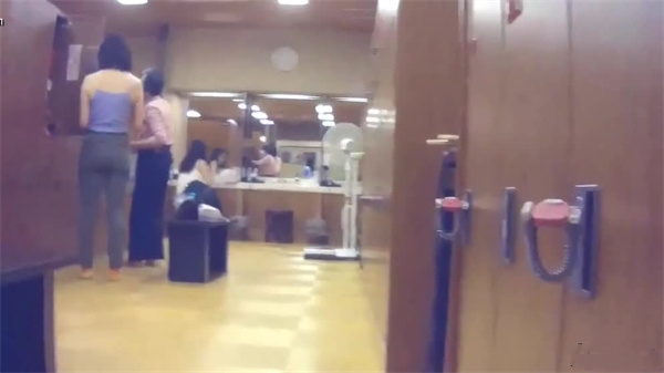 女澡堂更衣间偷拍 极品白虎少妇湿身裸体被偷窥到高潮