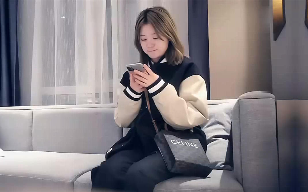 棒球服超萌短发妹子