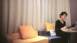 “我好痛,你别太用力了,真的太大了”,清纯白嫩的漂亮小美女被大屌男干的直求饶,哭了还在干她.国语!