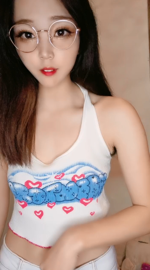 眼镜红唇新人骚货！齐逼短裤扭腰诱惑，掰开浓密黑森林，粉嫩嫩小穴收缩特写清晰可见！