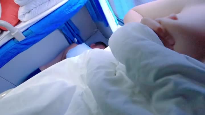 软软趴在床单上 - 火车露点自慰 3V~火车露出 3 new