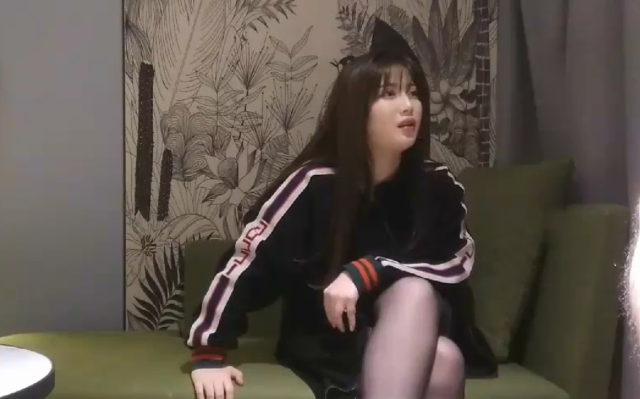 身材肉肉妹子啪啪近距离特写摸逼口半天不硬