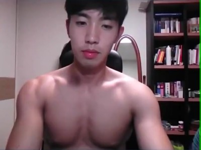 热辣性感的中国男人在镜头前