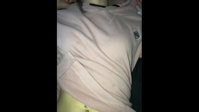 趁我姐姐休息的时候偷偷溜到她身上