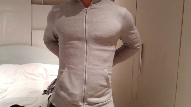 脱掉我的连帽衫、背心、内裤，让我的肌肉得到锻炼