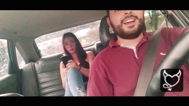她在我的优步车里自慰，我带她去见她的男朋友