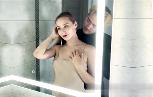 打扮得美美的准备参加派对男友突然想要了