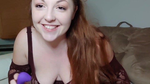 贞洁的奴隶舔情妇E当她玩阴蒂吸盘玩具的时候，她会用美味的猫咪来达到高潮