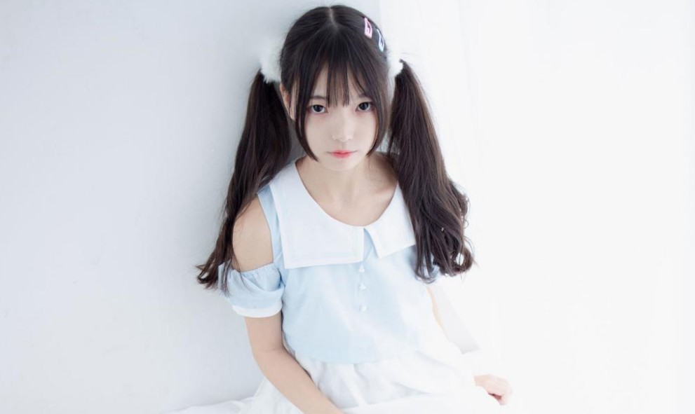 双马尾萝莉萌妹项圈白丝道具自慰无毛嫩穴手指扣入玻璃棒快速抽插掰穴特写非常诱人