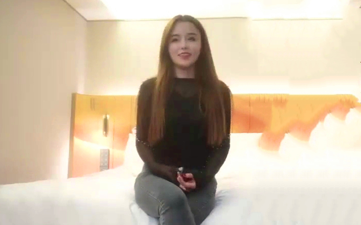 性感黑衣牛仔裤妹子啪啪翘起屁股深喉后入大力抽插猛操