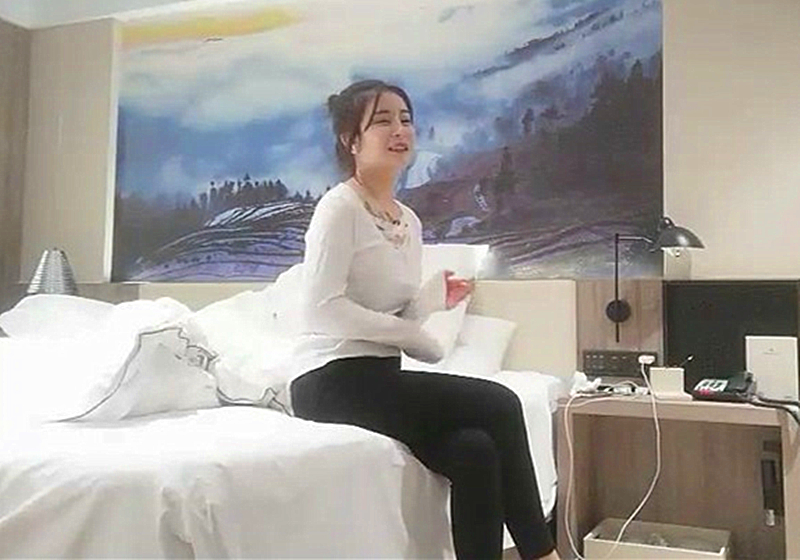 奶子坚挺的高颜值美女看内裤就是大骚货操逼激情真高女上位把男的快摇射了