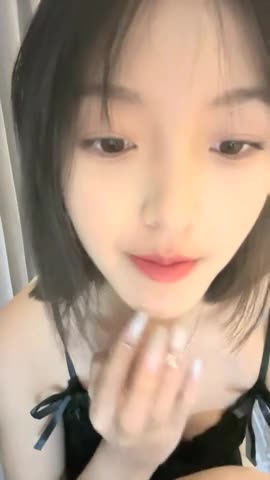 04年艺校妹妹！短发甜美颜值超顶！酒店一个人自慰，性感吊带睡衣，苗条身材贫乳，自摸多毛骚穴