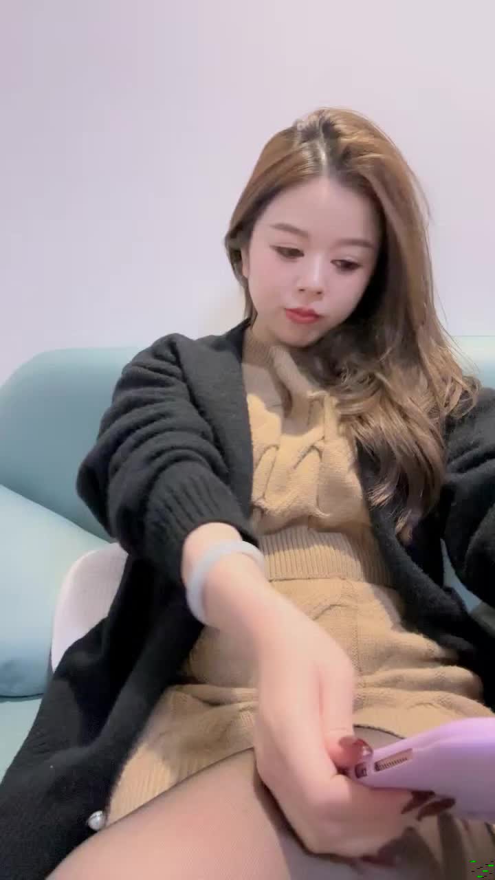 气质尤物性感女神！扭腰摆臀发骚诱惑！黑丝袜包臀裙，跳蛋震无毛骚穴，娇喘呻吟诱人，揉搓小穴表情很骚